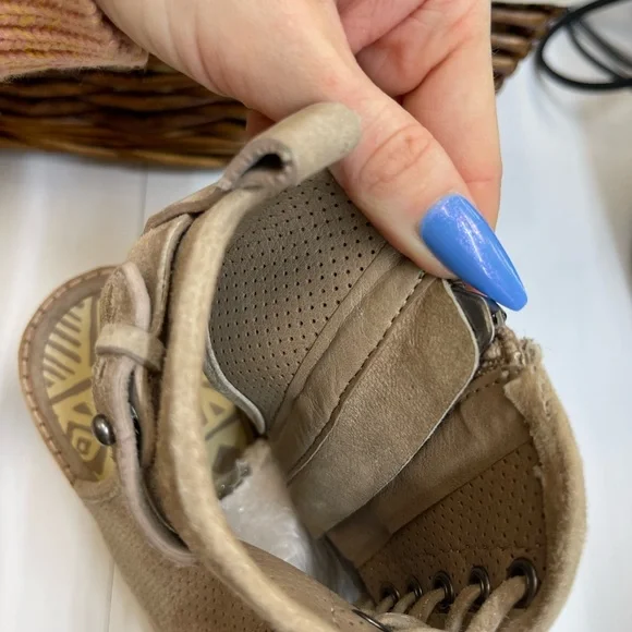 Dolce Vita Taupe Lace-Up Open-Toe Block Heel Sandals - Picture 6 of 6